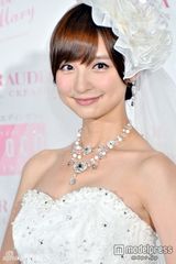 组图：筱田麻里子自创婚纱品牌唯美梦幻