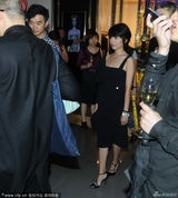 组图：董洁被围堵表情尴尬 助理解围伸手阻挡