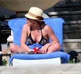 幻灯：传希拉里达芙已与男友订婚 海边度假秀钻戒