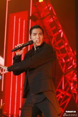 组图：何韵诗开唱剖白爱情观 落泪唱失恋情歌