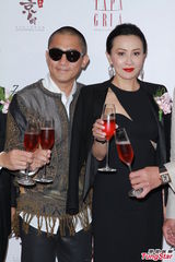 组图：刘嘉玲梁朝伟恩爱现身粉碎冷战谣言