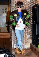 组图：高耀太复古装宣传17周年专辑《1999》