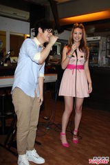 组图：安心亚为汪苏泷站台 粉裙娇俏笑容甜美