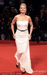 组图：老牌007布鲁斯南帅气现身威尼斯美女环绕