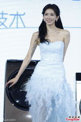 组图：林志玲花仙子造型卖萌表演吃樱桃挤眼睛