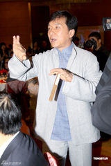 幻灯图：成龙白衣亮相慈善晚宴 美女相伴左右