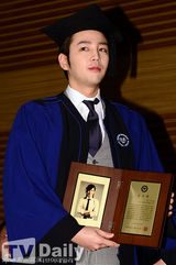 组图：张根硕丁一宇大学毕业获颁功劳奖