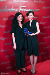 组图：张静初深V礼服亮相 黑裙高贵温婉大气