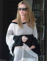 高清组图：妮基-希尔顿街拍 宽松毛衣搭配皮裤