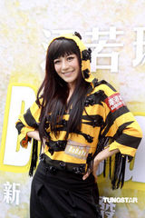 幻灯图：江若琳推出新MV 密裹严实大跳劲舞 