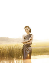 组图：刘梓娇拍冬季温暖大片 黄昏剪影复古美艳