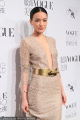 组图：舒淇中门大开现半球 长裙高叉秀美腿