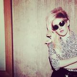 组图：绵羊音女伶渔网罩露双莓 黑纱蒙面神秘