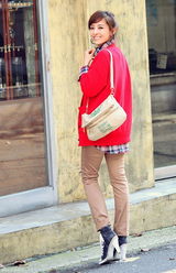 高清组图：韩星金孝妍阳光俏皮 着红衣与粉丝贺中秋