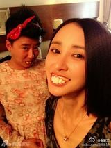 组图：张歆艺自毁形象露双下巴晒龅牙