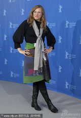 幻灯图集：《谜团》发布会 主创红围巾抢镜