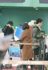 组图：刘诗诗黑装现身上海 与身边男子说笑