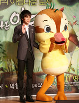 高清图：IU等出席《走出院子的母鸡》制作发布会