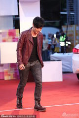 组图：Jerry c耍酷走星光 皮衣马靴亮眼