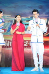 组图：李湘任深圳卫视副总监 何炅送999朵玫瑰