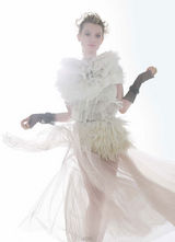 组图：爱丽丝《W》白纱裙似公主 优雅击剑再塑简爱 