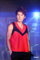 组图：吴克群发新专辑 单膝下跪示爱徐若瑄