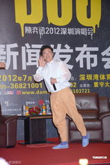 组图：陈奕迅被歌迷催减肥 欲创50场个唱纪录