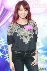 组图：官恩娜圣诞寄情于工作 自夸骑车技术