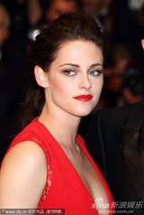 组图：暮光女火红深v裙走秀 胸前春光一览无余