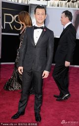 组图：奥斯卡红毯-囧瑟夫帅气不改囧眉