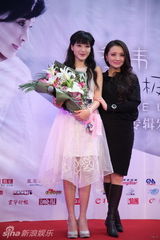 组图：46岁方季韦复出 透视白裙笑容如少女