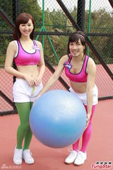 组图：高海宁背心热裤秀蛮腰 泰臣反串扮女人