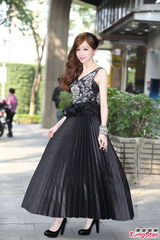 组图：王心凌冒低温穿露肩礼服 明年办live音乐会