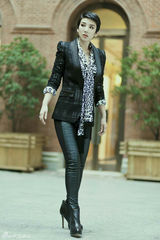 组图：黄奕早秋时尚街拍 豹纹出镜御姐范十足