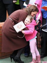 组图：盘点凯特与孩童温馨瞬间 王妃母爱泛滥眼神温柔