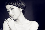 组图：刘庭羽黑白写真 裸露香肩尽显妩媚柔情