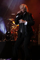 组图：空气补给乐队上海开唱 翻唱席琳-迪翁成名曲