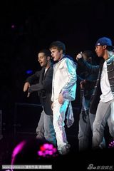 组图：贾斯汀-比伯曼城开唱 自摸胯下“不淡定”