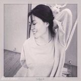 组图：王菲罕见搞怪私房照 手持宝剑犯二扮侠女