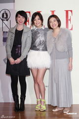 组图：Ella透露婚礼只请至亲好友 着天鹅裙洋溢幸福