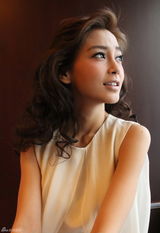 组图：Angelababy白衣侠女风现身 新年更加努力