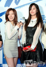 组图：金宇彬捧场李钟硕新片 少时等站台