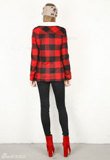 组图：金-卡戴珊感恩节下厨和妮基-希尔顿撞衫