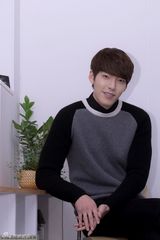 高清：《继承者》金宇彬抱公仔暖男气质无法挡