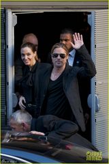 组图：皮特为茱莉庆生共进餐 全黑打扮恩爱牵手