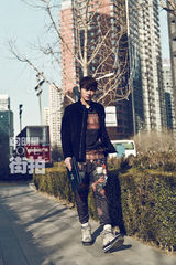 明星爱街拍：李易峰都市型男街拍秀大长腿Style