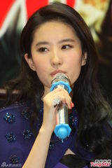 组图：刘亦菲穿短裙走光 拍戏尺度不设限