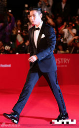 组图：18届釜山国际电影节开幕 女星露股沟抢镜