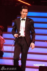 组图：萧敬腾唱《black or white》 向杰克逊致敬