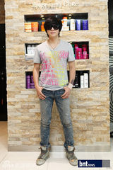 组图：韩星尹道贤出演慈善义卖会展天籁歌喉